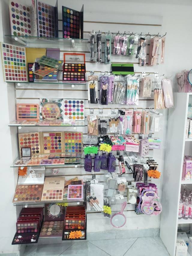 Local de maquillaje, accesorios y bisuteria en venta