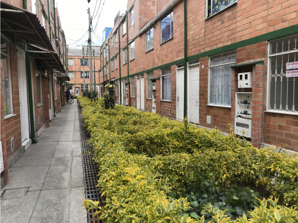 Hermosa casa de dos pisos remodelada en Tintal