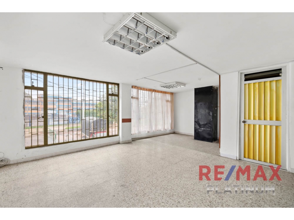 Casa con espacio comercial - Venta - Bogotá, Engativá