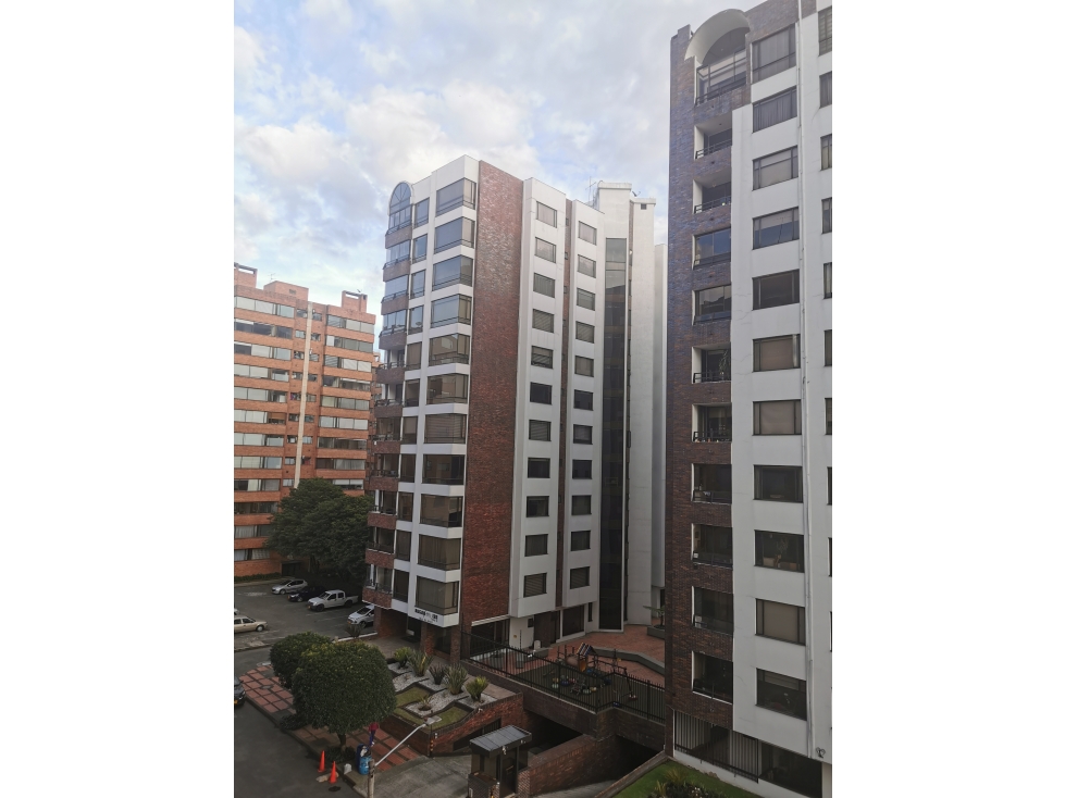 VENDO AMPLIO Y REMODELADO APARTAMENTO BUGANVILLA