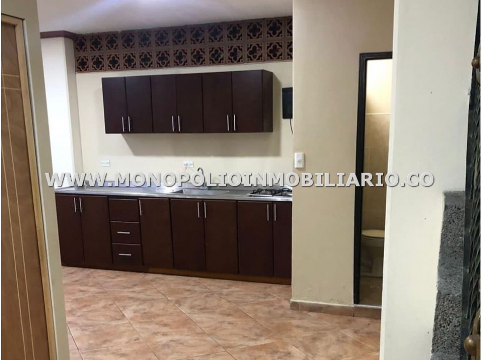 CASA BIFAMILIAR EN VENTA - SECTOR SAN BERNARDO, BELEN COD: 24031