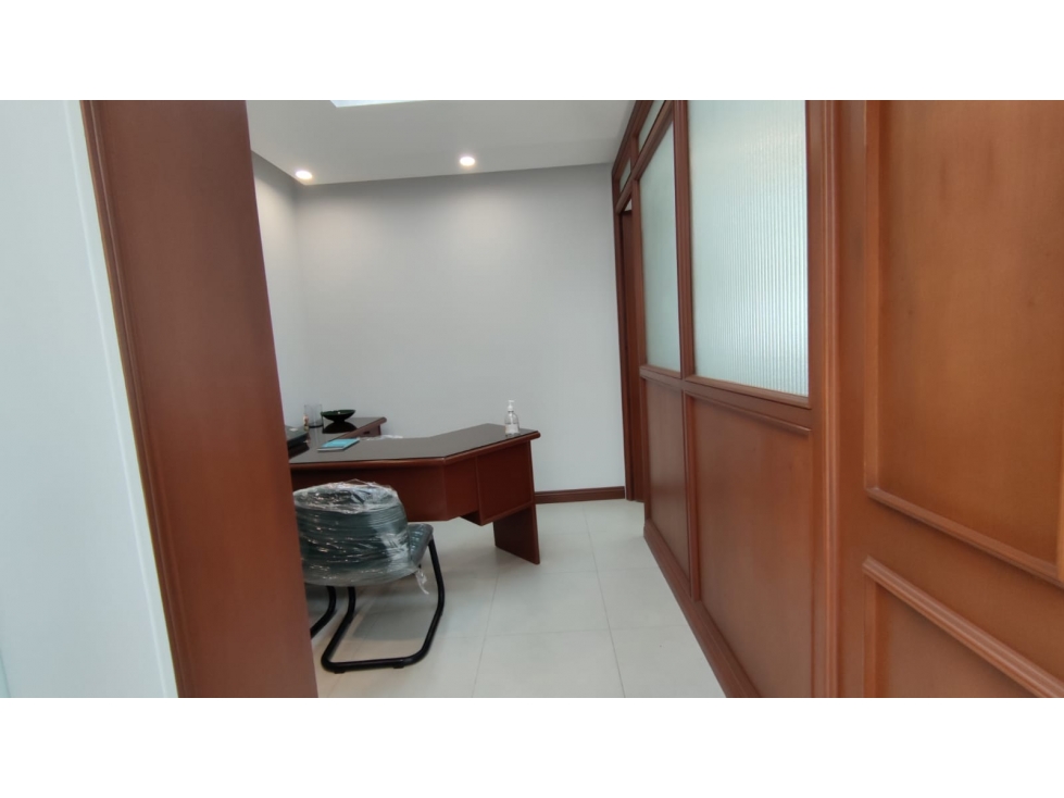 Arriendo Oficina Barrio Chico con Parqueadero Propio