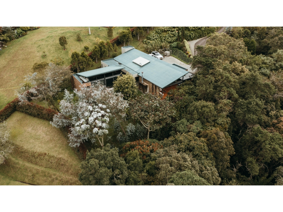 Venta de moderna CASA en Envigado de 1 nivel, rodeado de bosque nativo