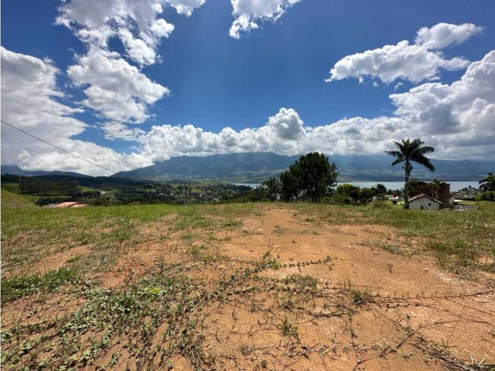Lote en Lago Calima Los Pinos uno