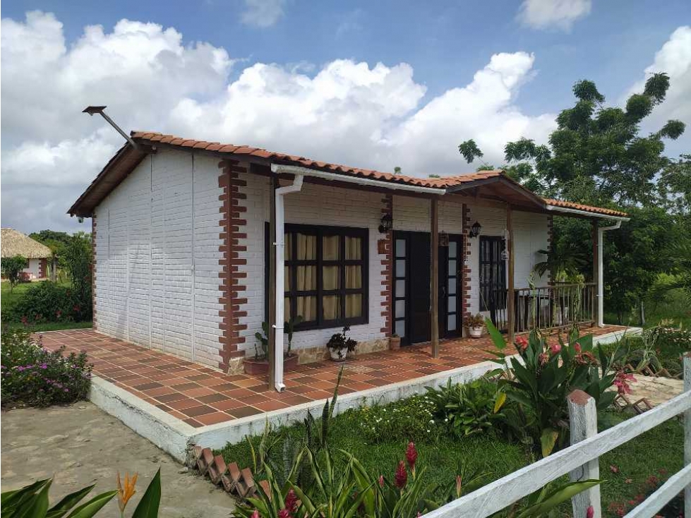 Se vende finca de descanso con multiples atributos.