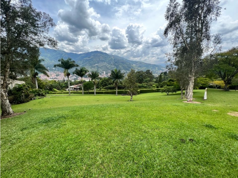 SE VENDE HERMOSA FINCA EN COPACABANA EN UNIDAD CERRADA